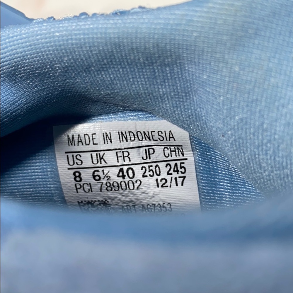 Sneakers - Picture 6 of 7